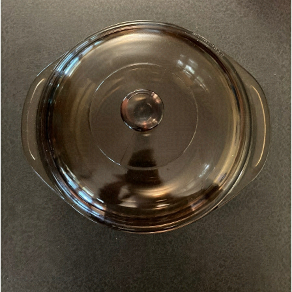 Visions Amber PYREX casserole dish 1.5 L with lids. In excellent condition